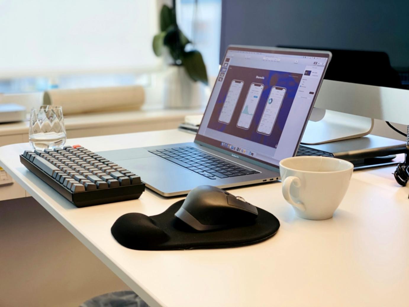 Moderne Arbeitsplätze mit mehreren Monitoren für Finanzanalysen