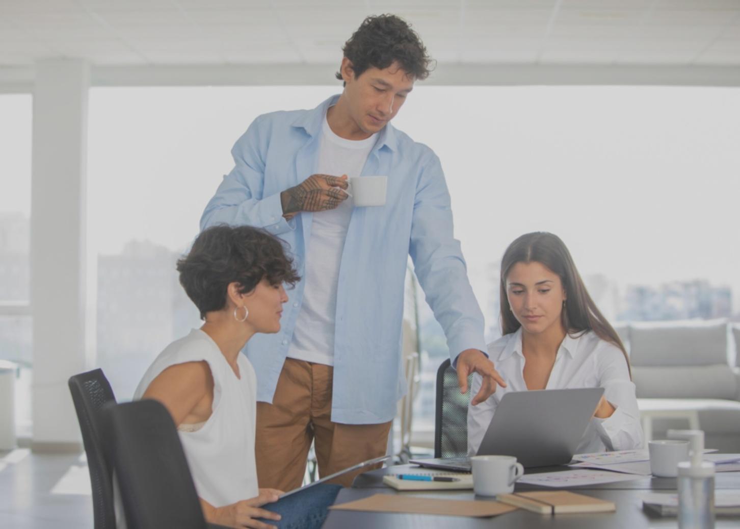 Professionelle Finanzberatung in modernem Büroumfeld