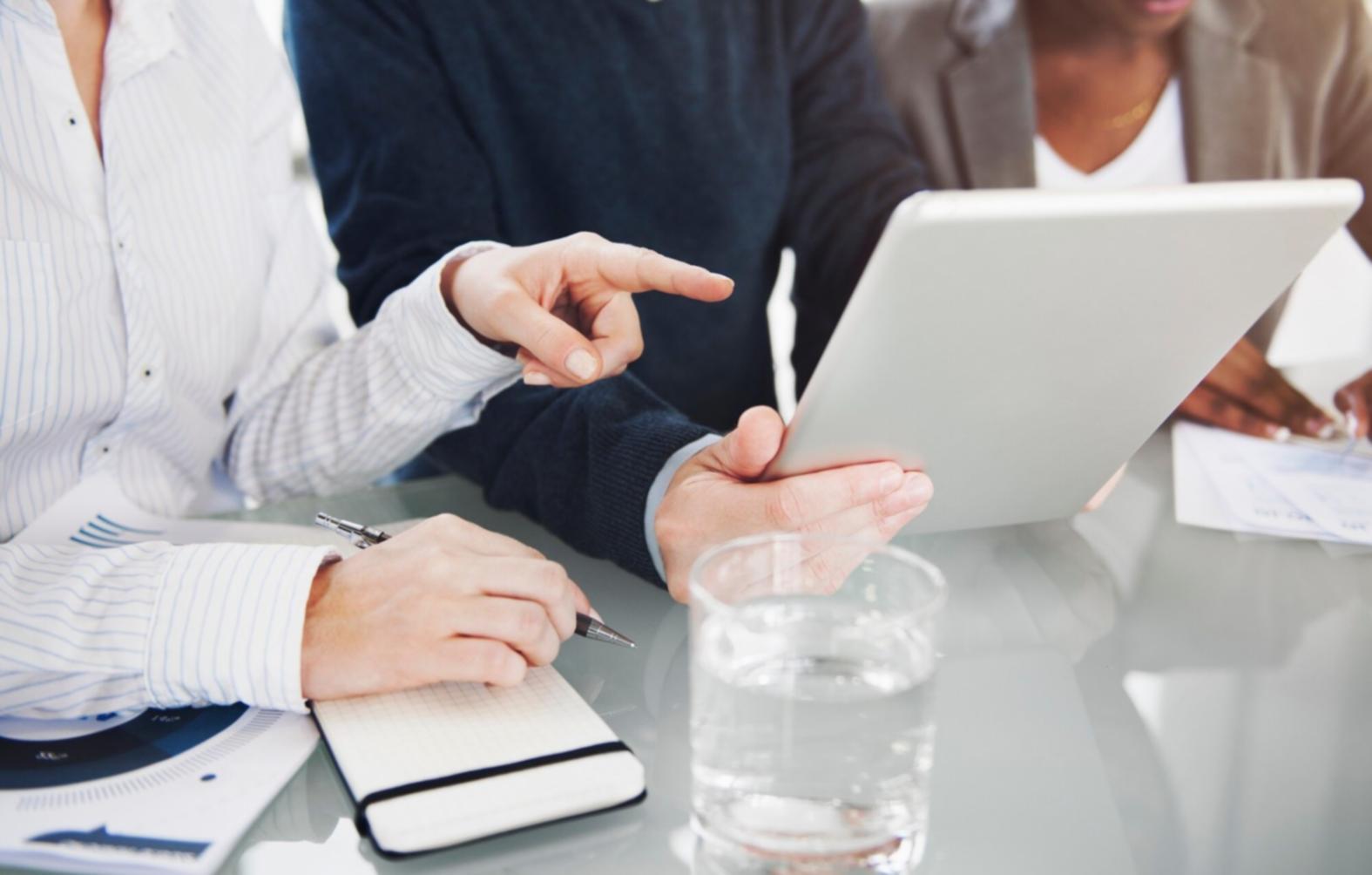 Arbeitsplatz mit Finanzberichten und Analysesoftware